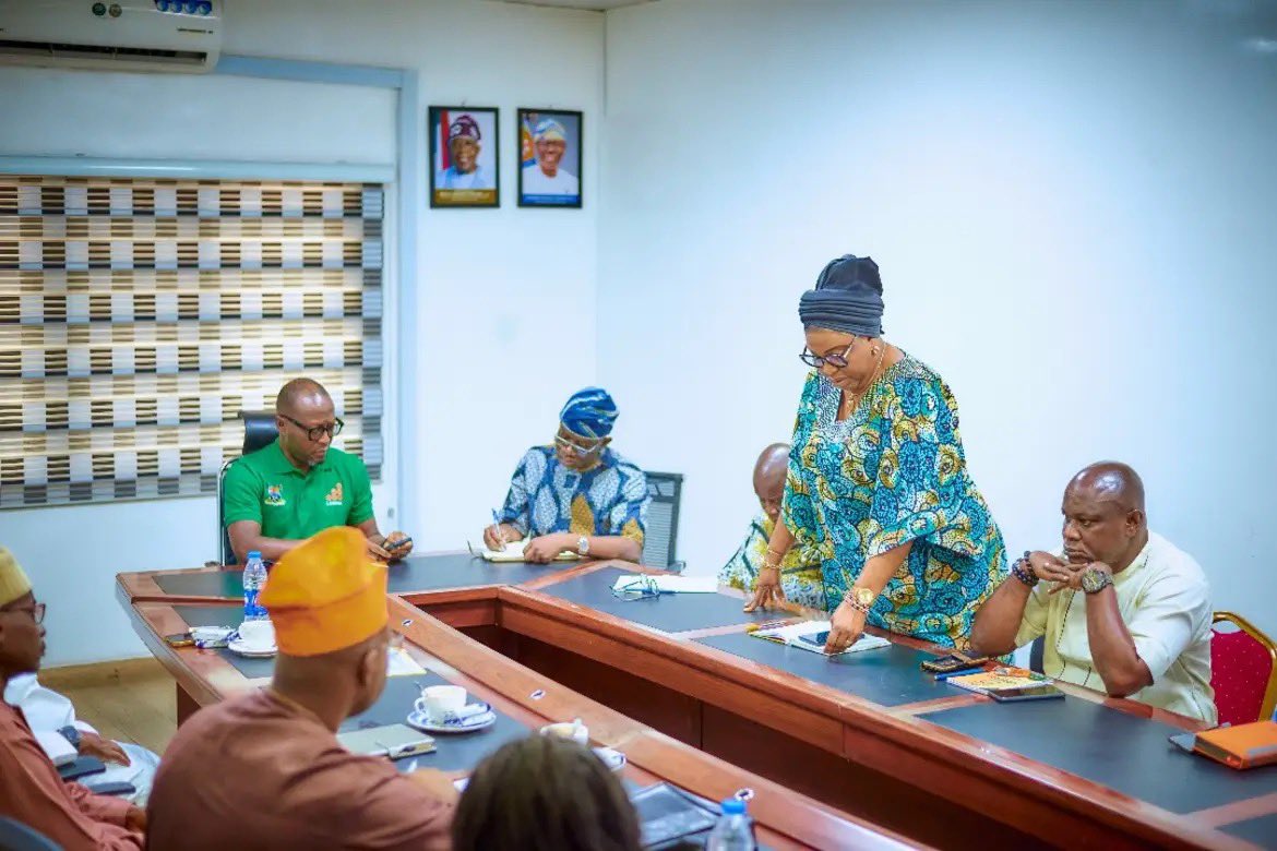 Yesterday at the LAWMA HQ, we welcomed a remarkable gesture of support from the Lee Group of Companies—a 7.5 million naira donation towards the purchase of 100 smart recycling bins.

This donation not only strengthens our recycling infrastructure but also reinforces LAWMA’s