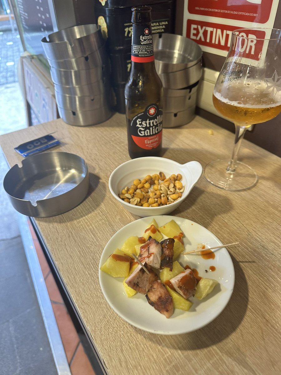 Camino de Santiago, Küche zu, doch der Barmann rettet meinen Tag! 😍 Stück für Stück zaubert er Kleinigkeiten: ein Tellerchen mit Hähnchen-Pinchos, Schinken &amp; Käse, dazu Nüsse und ein Estrella Galicia. Seine herzliche Art lässt mich den langen Weg vergessen 🍀#CaminoDeSantiago
