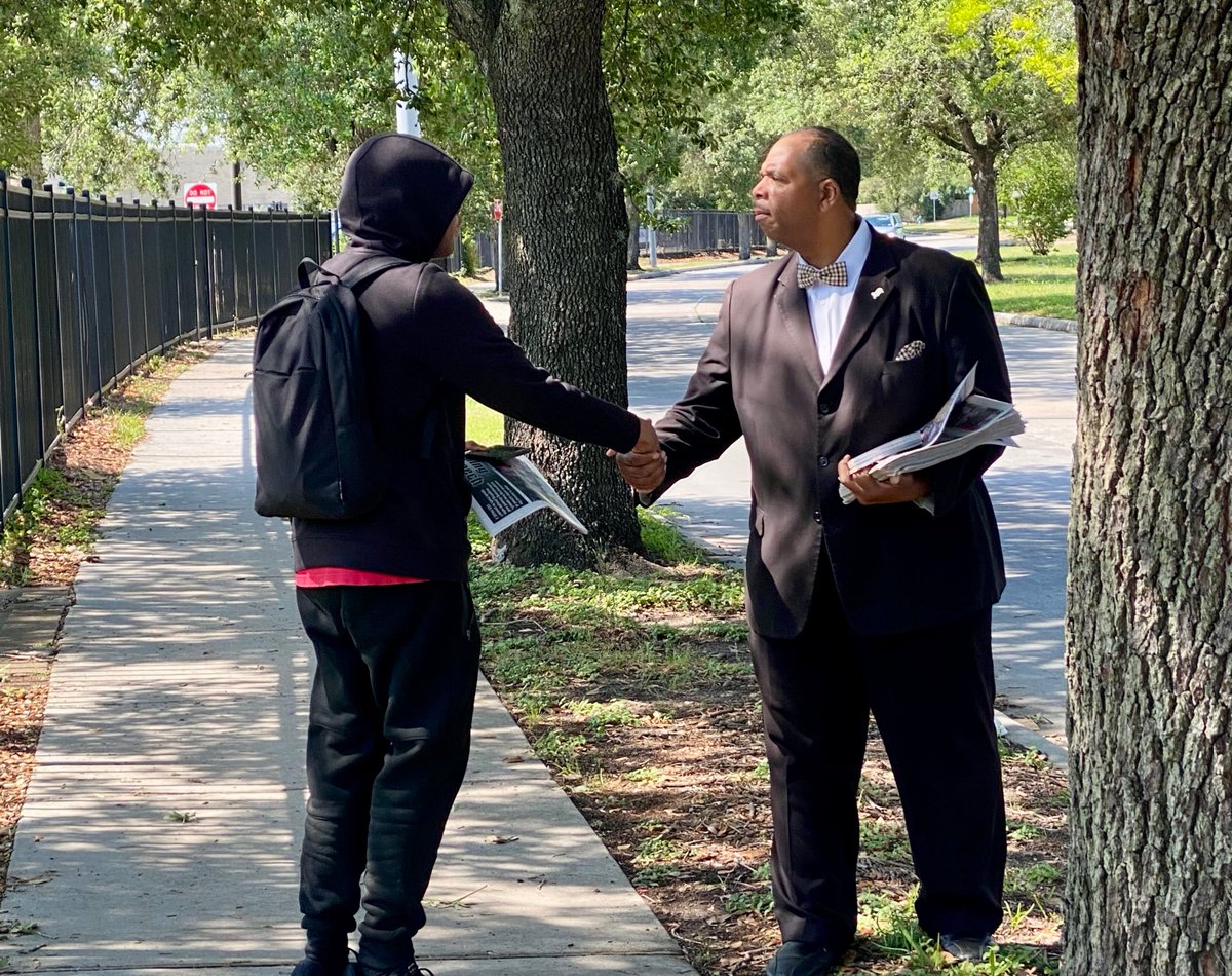 BrotherQiyam's tweet photo. ๐บ #TruthTrafficking: Allah blessed us with perfect weather today for another blessed push in the Southeast Houston streets alongside my Fruit of Islam Brother @lintonmuhammad! โฆ https://t.co/gSks1yWLXm
#Farrakhan https://t.co/qfHZxS8SiE