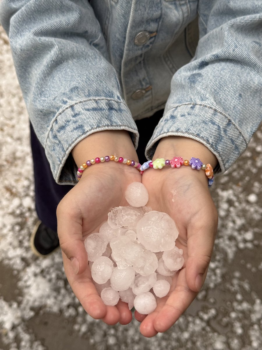 FranBoloni's tweet photo. Hailstorm in Paris May 3rd, 2025 https://t.co/MYziXpFfnB