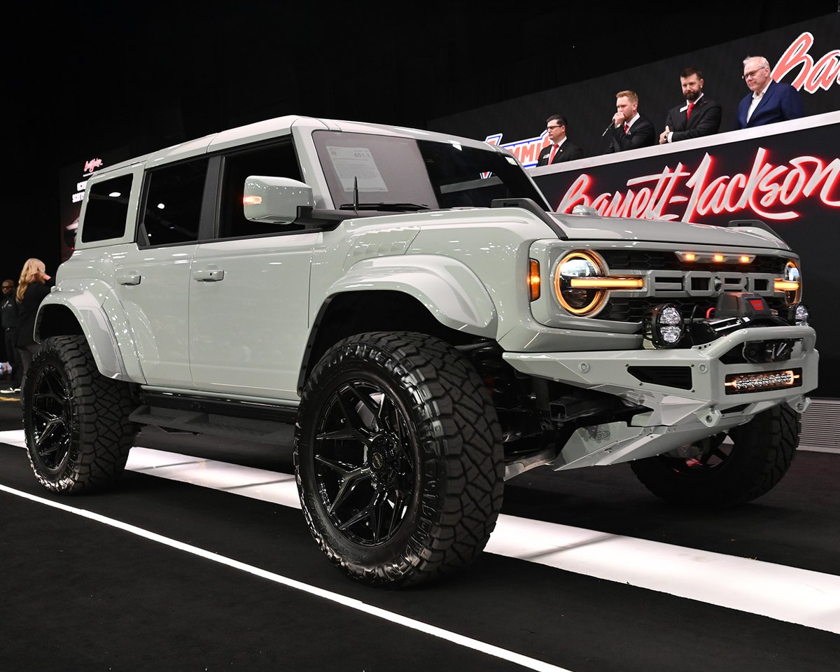 Barrett_Jackson's tweet image. Ready for adventure! This custom 2023 @Ford #Bronco #Raptor is powered by a 3.0-liter #EcoBoost V6 engine paired with a 10-speed automatic transmission. It sold at the 2025 Palm Beach Auction for $104,500. 

Learn more: bit.ly/PB25TW-2023For…
