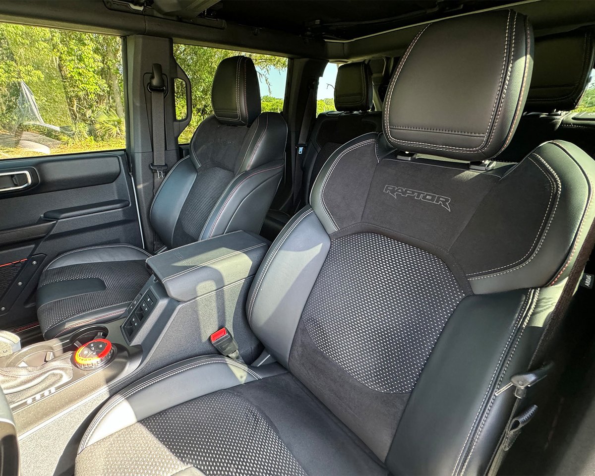 Barrett_Jackson's tweet image. Ready for adventure! This custom 2023 @Ford #Bronco #Raptor is powered by a 3.0-liter #EcoBoost V6 engine paired with a 10-speed automatic transmission. It sold at the 2025 Palm Beach Auction for $104,500. 

Learn more: bit.ly/PB25TW-2023For…