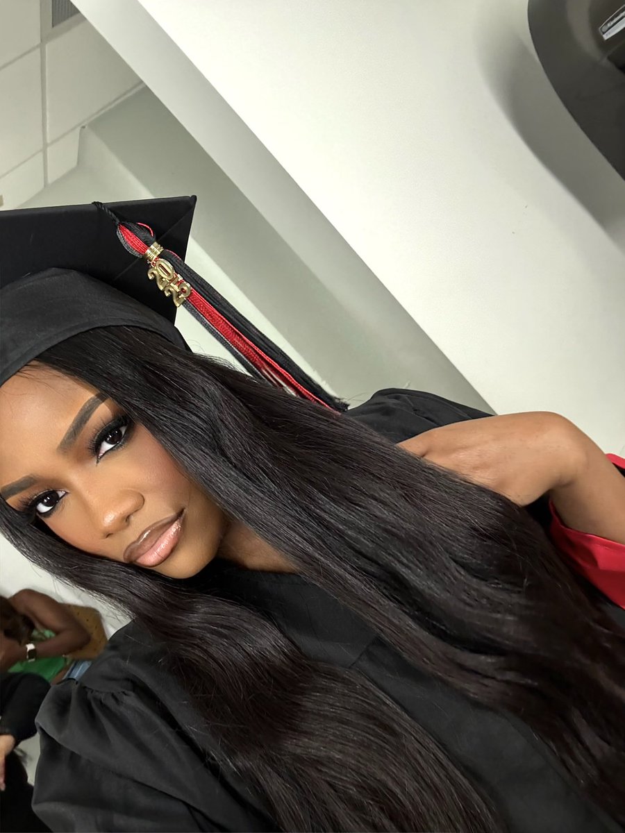 lilxob_'s tweet image. pretty girls get degrees. #cau🐾 #PRgirly