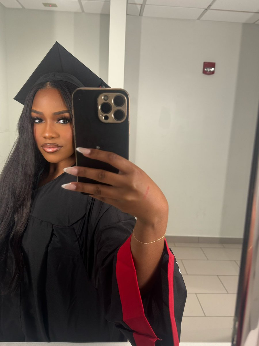 lilxob_'s tweet image. pretty girls get degrees. #cau🐾 #PRgirly