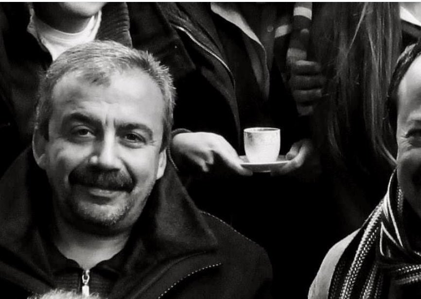 "en çok hiç gitmeyecek sandıklarımız acıtır bizi" Sırrı abi #SırrıSüreyyaÖnder #Barış