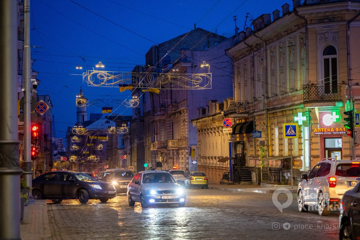 BohuslavskaKate's tweet photo. Evening in Kharkiv.  Maybe a Russian attack is coming later, but the city lives and blooms still https://t.co/gpyknYgohK