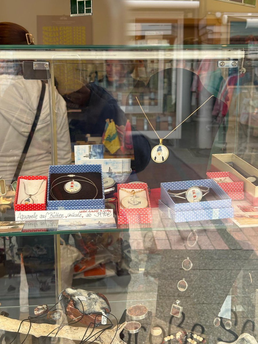 Jo. Ab sofort sind ausgewählte #wandklex Originalarbeiten von mir offline zu haben: weltweit klexklusiv im Kleinod (kleinod-helgoland.com Lung Wai 42 auf der Insel Helgoland.
(Meine Kunstkarten gibts auch da nur als Goodie)
Das 1. #klexkleinod Foto einer Kundin gabs auch schon!