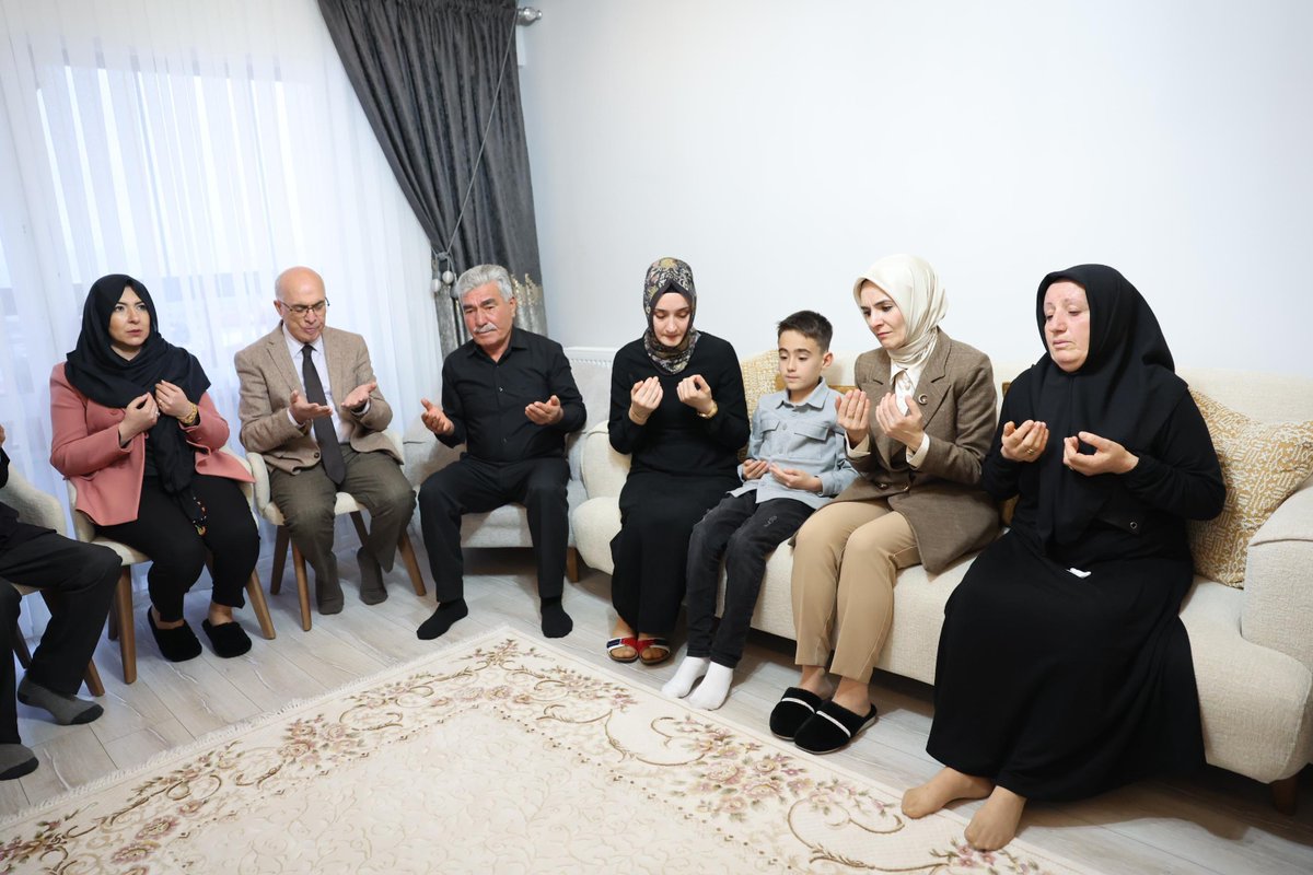 Kırıkkale’de şehidimiz Hv. Sv. Uzm. Çvş. Hüseyin Karakoç’un kıymetli ailesini ziyaret ettik.

Şehitlerimizin bizlere emaneti olan ailelerinin daima yanında olmak, omuzlarımızdaki en büyük sorumluluktur.

Şehidimizin aziz hatırası önünde saygıyla eğiliyoruz. Ruhu şâd olsun.