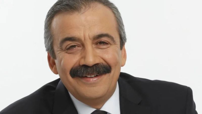 Bir Gülüş Gitti, Bir Direniş Kaldı Ardında - aykiri.org/?p=11115
Bazı insanlar yalnızca yaşarken değil, giderken de bir şeyler söyler.Sırrı Süreyya Önder g