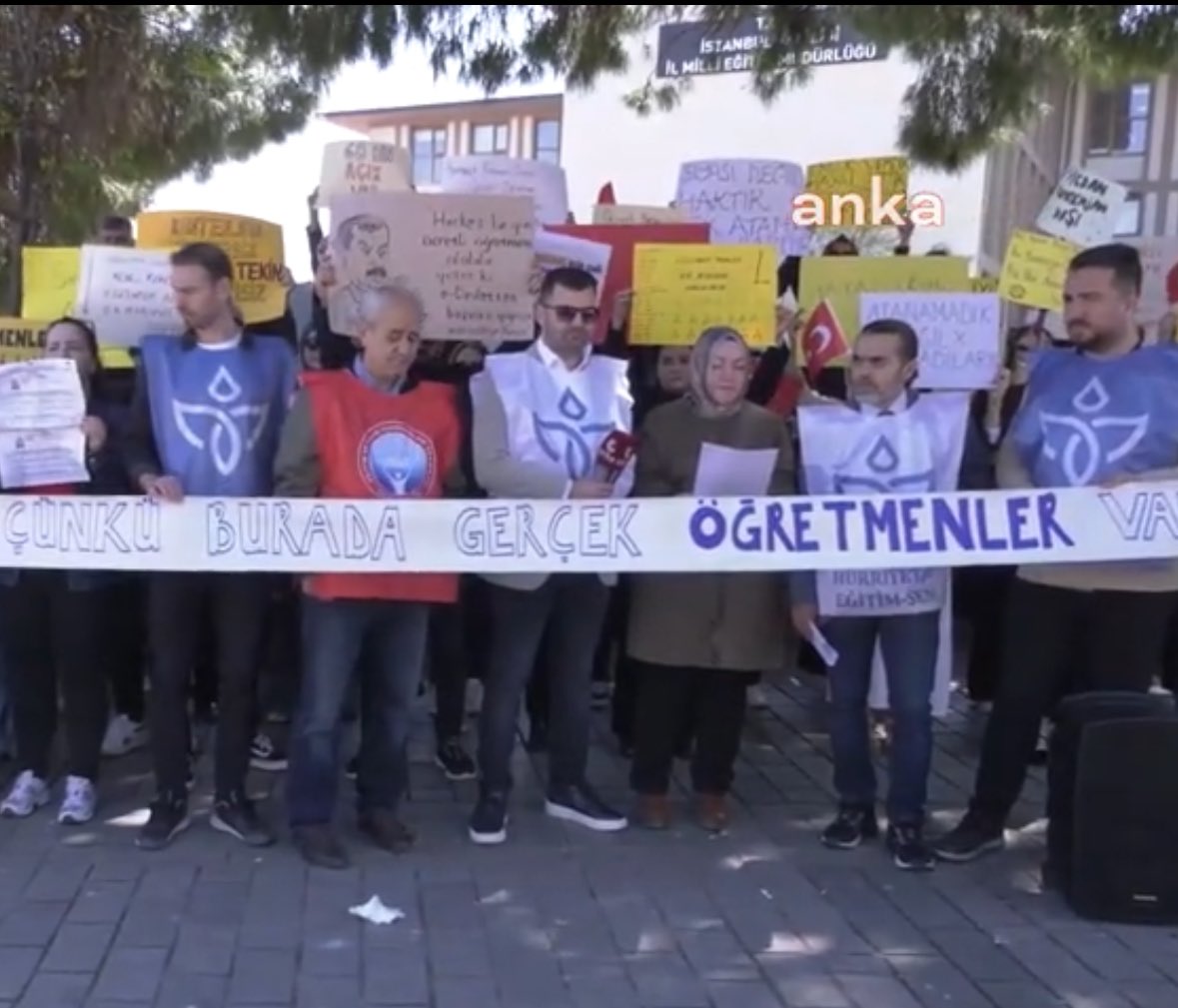 👉Yüz bine yakın öğretmen ihtiyacı varken,  yüz binlerce atama bekleyen öğretmen varken, bütçe komisyonunda en fazla bütçe milli eğitime ayrılmışken ve sadece İstanbul’da 20 binden fazla öğretmen ihtiyacı varken 2024 KPSS ile 15 bin atama kabul edilemez!!!
Acilen ek atama