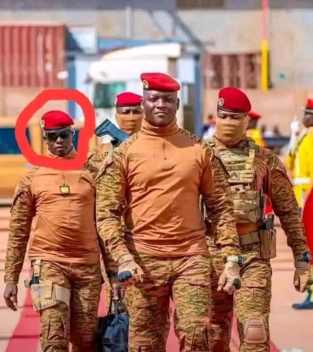 Burkina_Faso 🇧🇫 La confession du garde de corps de Ibrahim Traoré 

« Ils m'ont proposé 5 millions de dollars pour tirer sur Ibrahim Traoré par derrière, précisément au moment où il se penche pour prier Allah. Ils ont même promis, à ma famille et à moi, la citoyenneté de leur