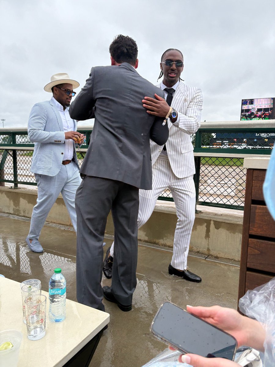 responsibool's tweet image. Happening now at Churchill Downs:

Ace @TRENCH_warfare4 has been sent to promote the brand at the Kentucky Derby. Just seen speaking with NBA star Tyrese Maxey about a potential partnership! 👀 

#KentuckyDerby #DOTCOM 🐙