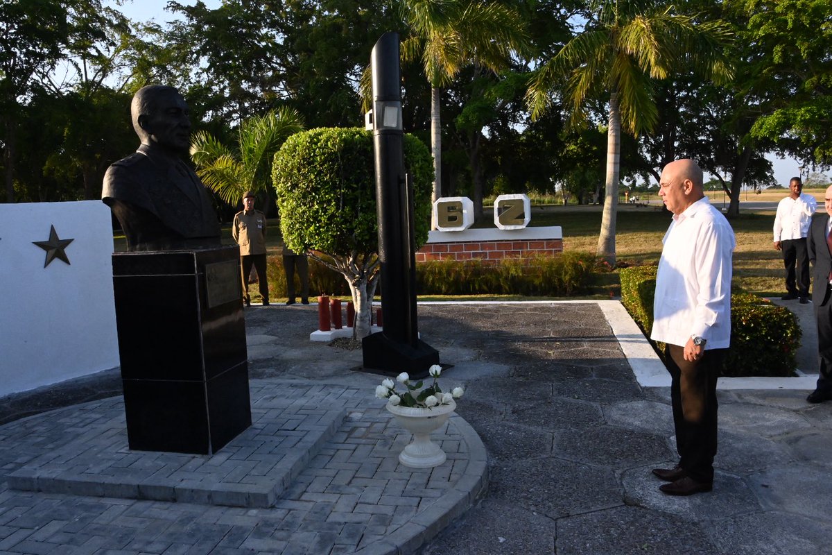 Este sábado, nuestro Presidente <a href="/DiazCanelB/">Miguel Díaz-Canel Bermúdez</a> encabezó el acto político y ceremonia militar por Aniversario 80 de la victoria sobre el fascismo, que se conmemorará el 9 de mayo. El acto tuvo por sede el monumento al Soldado Internacionalista,aca en nuestro municipio 
#CubaPorLaVida
