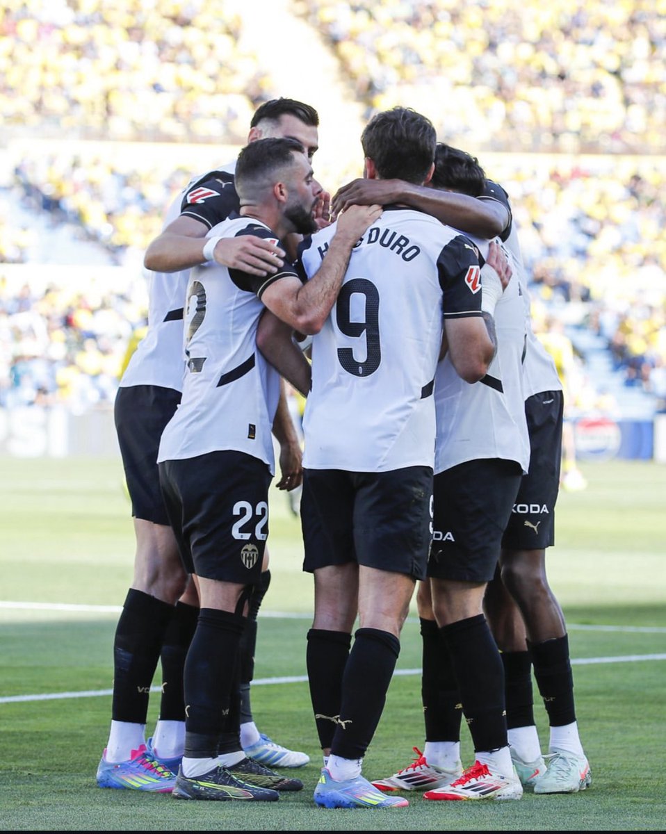 Dos victorias fuera de casa y que victorias.

En el Bernabeu desde 2008, 17 años después jugándote la vida ganas 1-2.

Y Las Palmas que no ganabas en su casa desde 2002, 23 años después vuelves a ganar 2-3 para ponerte a 2 de Europa.

A sus pies <a href="/CarlosCorberan/">Carlos Corberán</a>