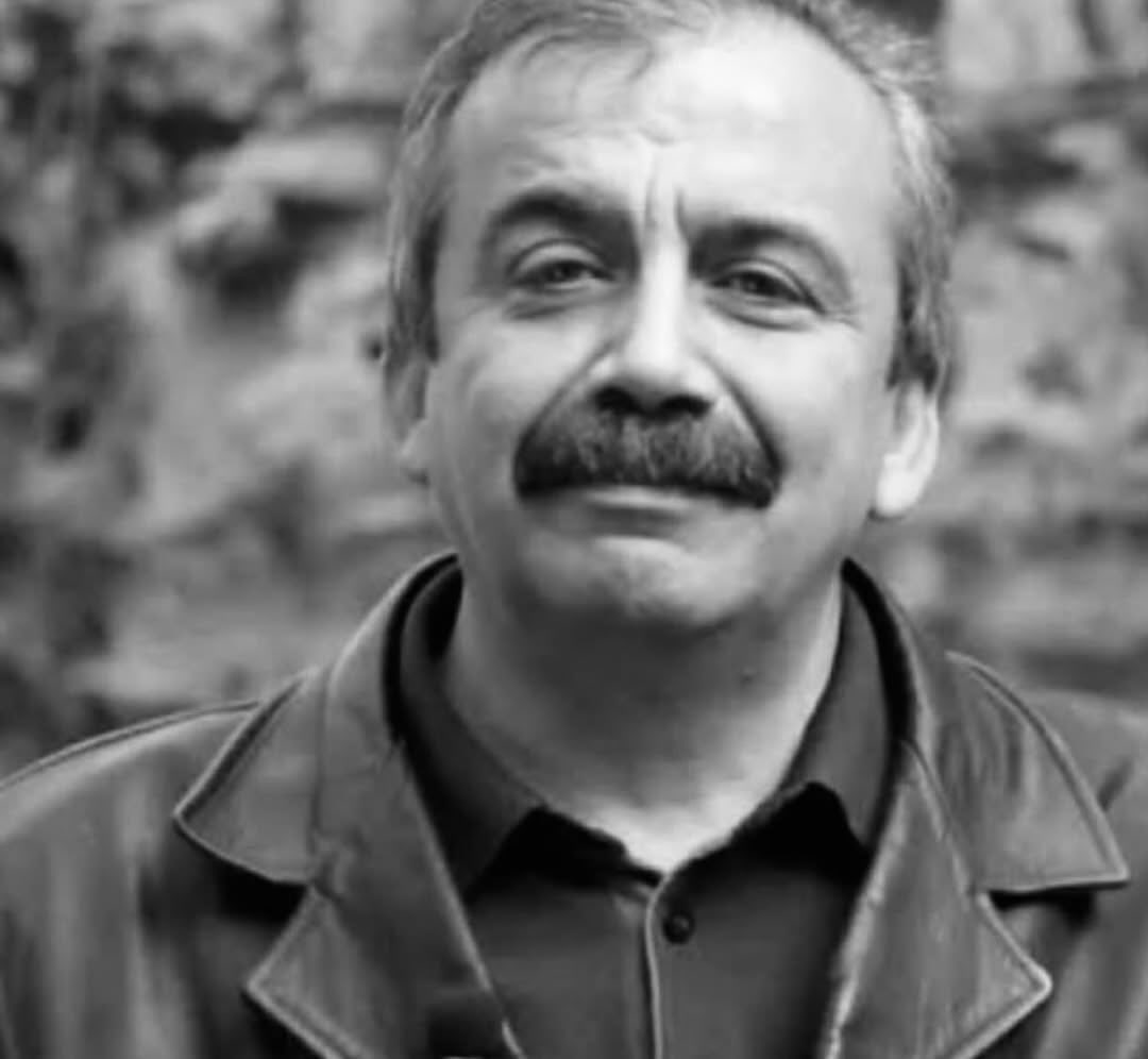 Ne güzel adamdın,nereye gittin hani kürtlere barış gelmeden hiç bir yere gitmeyecektin?çok üzüldüm çok😭😭😭