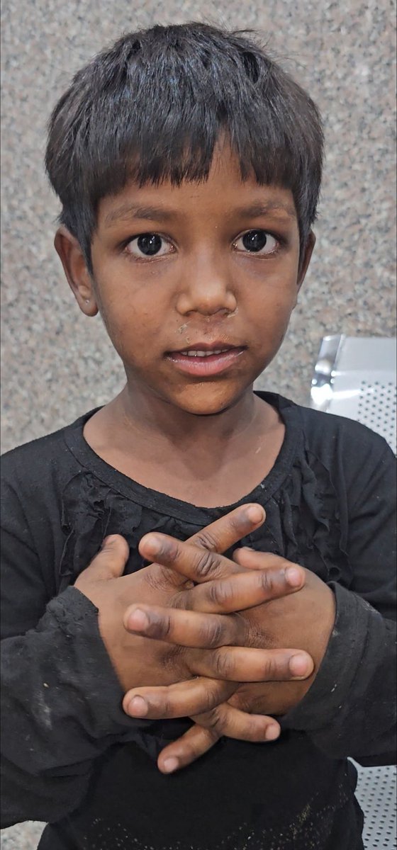 TNI_hindi's tweet photo. एक 6-7 साल की बच्ची MCD कॉलोनी #Samaypur (दिल्ली) के पास मिली है,
1098 Child हेल्पलाइन की मदद से अभी @DelhiPolice P.S Samaypur Badli में है, कोई इनके परिजनों को जानता है तो तुरंत समयपुर बादली थाना से संपर्क करें। @nidhinvalsanips @dcp_outernorth
@CPDelhi #MissingChild #Delhi https://t.co/UJEzyiEMvY