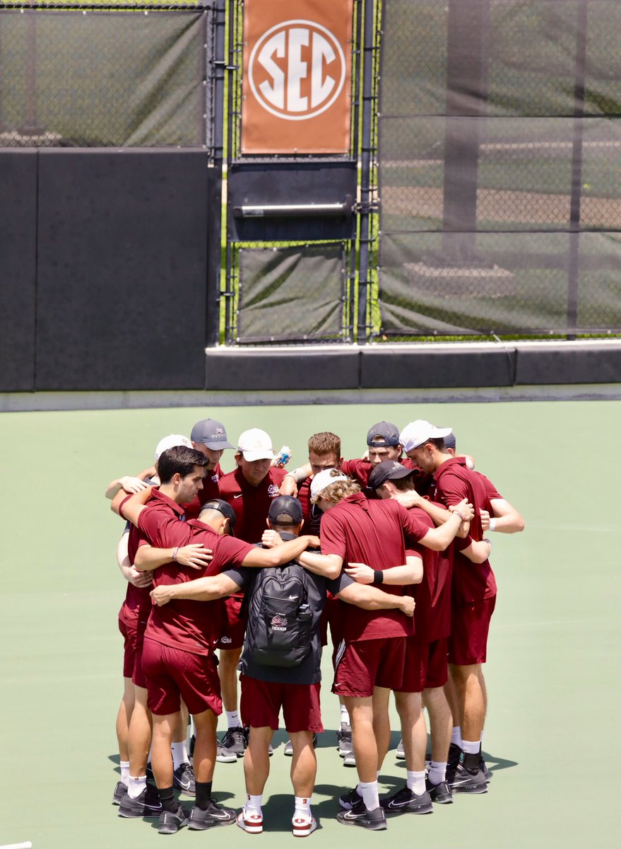 Nando &amp; Balty finish their match tied 5-5 with Texas’ top-10 doubles team on court one when the Longhorns clinched the point.

Comeback time in singles! 

#GoGriz