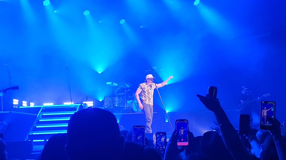 Jaywc1's tweet image. Tucker Wetmore #concert #soldoutcrowd #whatnotto #whatwouldyoudo #windupmissinyou #countrymusic