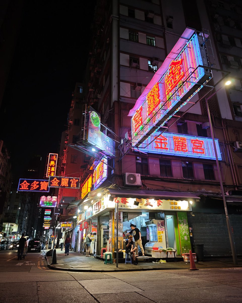 香港のネオンサイン。 香港のネオンサインほとんど撤去されてしまっ