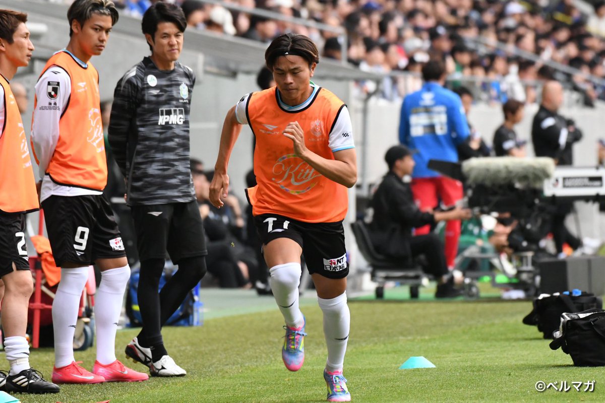 bellmaga_12's tweet image. 途中交代枠を使い果たしてもなお、アップを続け不測の事態に備えた牙を研ぐ石井久継選手
#bellmare #ベルマガ