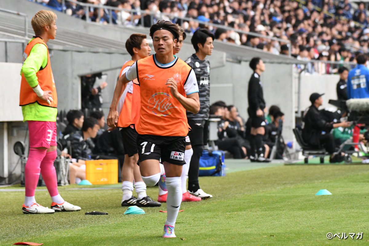 bellmaga_12's tweet image. 途中交代枠を使い果たしてもなお、アップを続け不測の事態に備えた牙を研ぐ石井久継選手
#bellmare #ベルマガ