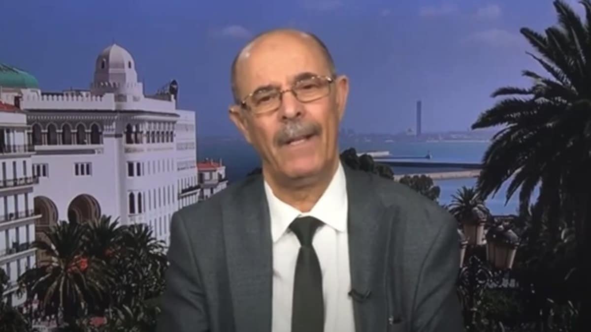 🔴 Après la polémique provoquée par ses propos sur l’Amazighité, Mohamed Lamine Belghit a été placé en détention provisoire.
• Le parquet de Dar El Beïda a annoncé l’ouverture d’une enquête pour « atteinte à l’unité nationale », « incitation à la haine » et « atteinte aux