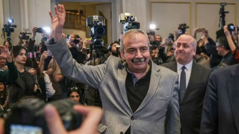 Belki barışa giden yolda ülke güzel bir insanı kaybetti :( #sirrisureyyaonder