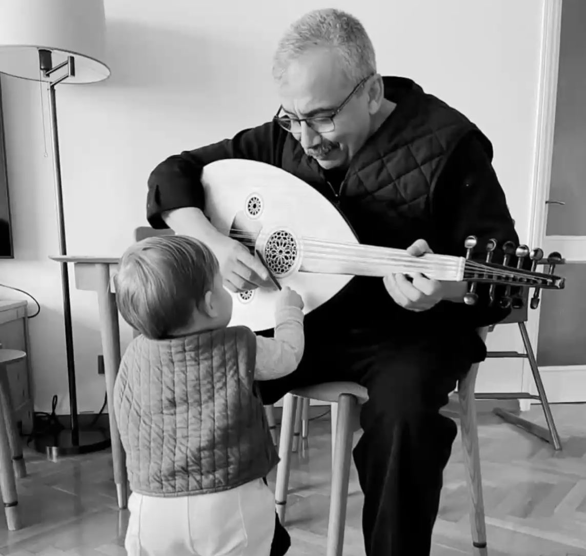 Bu lanet olası düzende bir nefesti, bir sevgiydi, bir gülümsemeydi, halklar için bir umuttu Sırrı Süreyya Önder.
Anısı sonsuza kadar yasayacak. ♾️🕊️
#SırrıSüreyyaÖnder