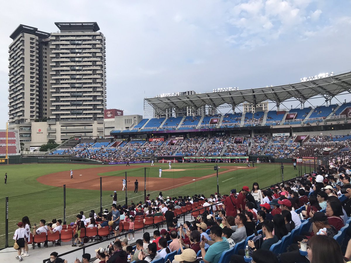 ballparktripper's tweet photo. 楽天桃園棒球場
#楽天桃猿 #味全龍 #中華職棒 #CPBL https://t.co/m3nYgUE1mX