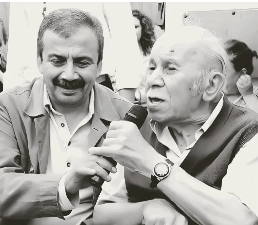 pi_dogu's tweet photo. Daha bu sabah yeniden bakmıştım bu fotoğrafa. Vedat Türkali barışı göremeden gitti. Sırrı Süreyya Önder  de öyle…

Ömürler geçti geçiyor. Çok alacaklıyız çok! https://t.co/X95s8d8iaf