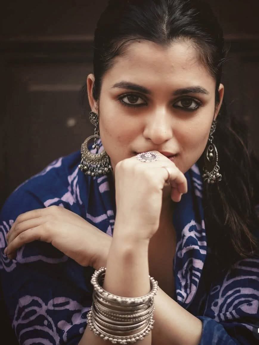 میں نے تمہارے بارے میں کسی کو نہیں بتایا، لیکن وہ تمہیں میری آنکھوں میں تیرتے ہوئے دیکھ سکتے ہیں۔ میں نے تمہارے بارے میں کسی کو نہیں بتایا لیکن وہ میرے لکھے ہوئے لفظوں میں تمہیں دیکھ سکتے ہیں۔

کیوں کہ محبت کی خوشبو پوشیدہ نہیں رہ سکتی۔!🌸

نزار قبانی