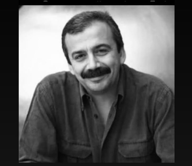 Mekanın cennet olsun amca sıcaklığı , güven hissi,gülen yüz,barış umudumuz 🙏🙏 #SırrıSüreyyaÖnder