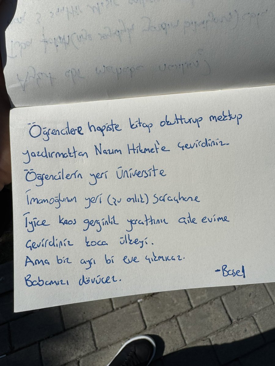 Silivri’de halen öğrenciler var.
İstanbul’da 30’a yakın, Türkiye’de 60’a yakın öğrenci tutuklu.
@acabacabasel15 de onlardan biri. Galatasaray Üniversiteli, son derece zeki, ülkesini seven bir genç. “Dev-GenZ” pankartının fotoğrafını çektiği için tutuklu. “O ne?” diye sorarsanız,