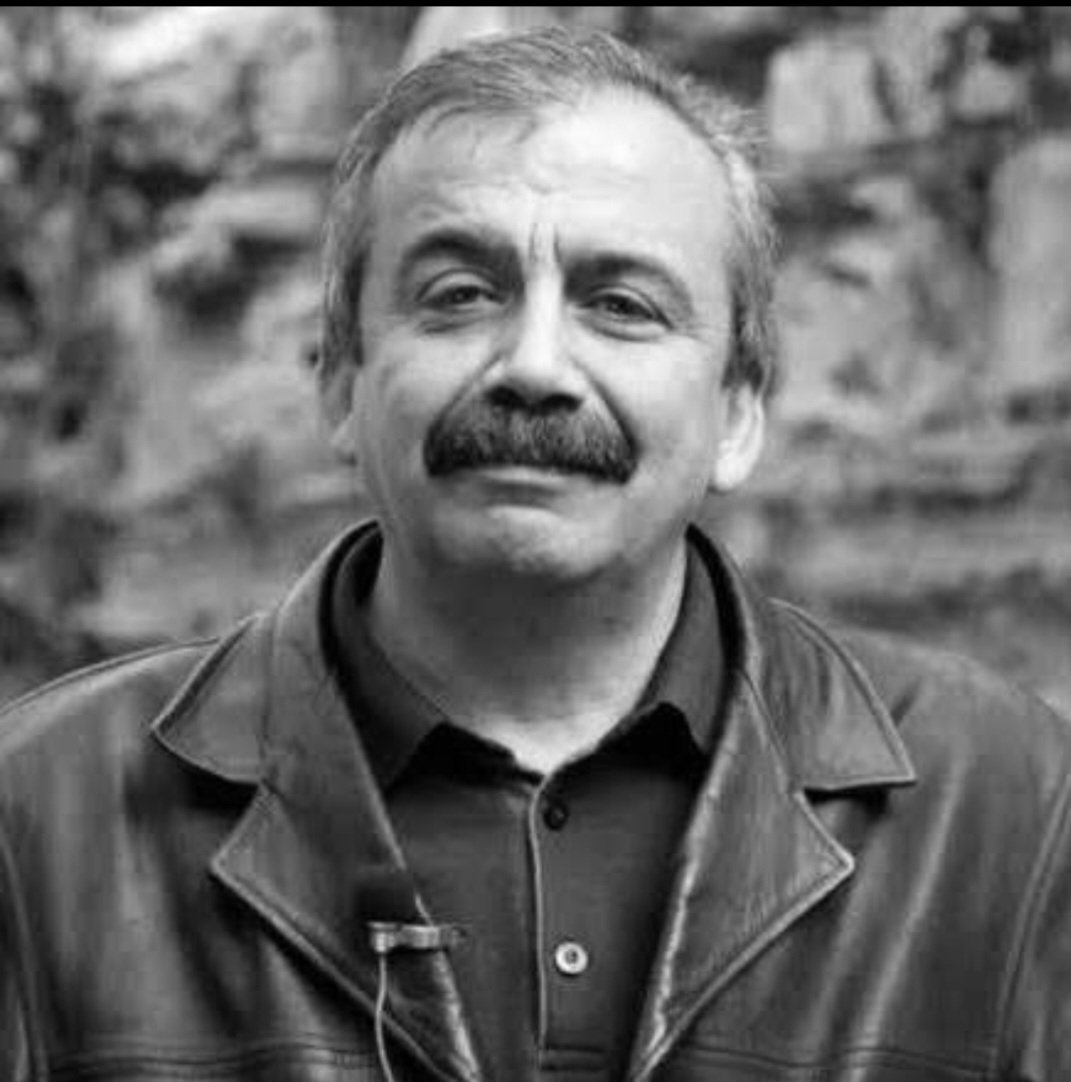 TBMM Başkanvekili ve DEM Parti İstanbul Milletvekili Sırrı Süreyya Önder’in vefatı, Türkiye’nin barış ve demokrasi mücadelesinde derin bir kayıp olmuştur. Ömrünü, halkların kardeşliği, adalet ve eşitlik ideallerine adayan Önder, sanat ve siyaseti birleştirerek toplumsal yaraları