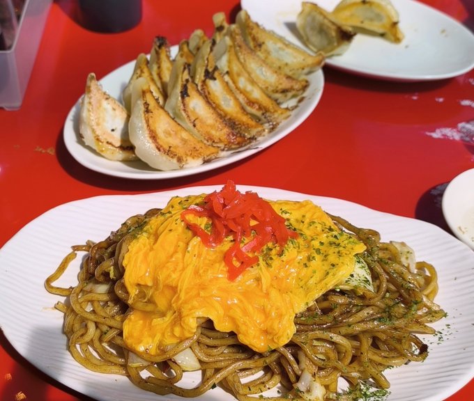 ランチ!とちテレアニメフェスタのステージ観覧後に先日の前フリ通り、千代さんで宇都宮餃子と宇都宮焼きそばをWゲットでいただきましたよ(^_^)v 美味くて速くて且つ個人的思い込みで家元感を勝手に付加して満足度高い昼食!!ごちそうさまでしたーm(_ _)m 