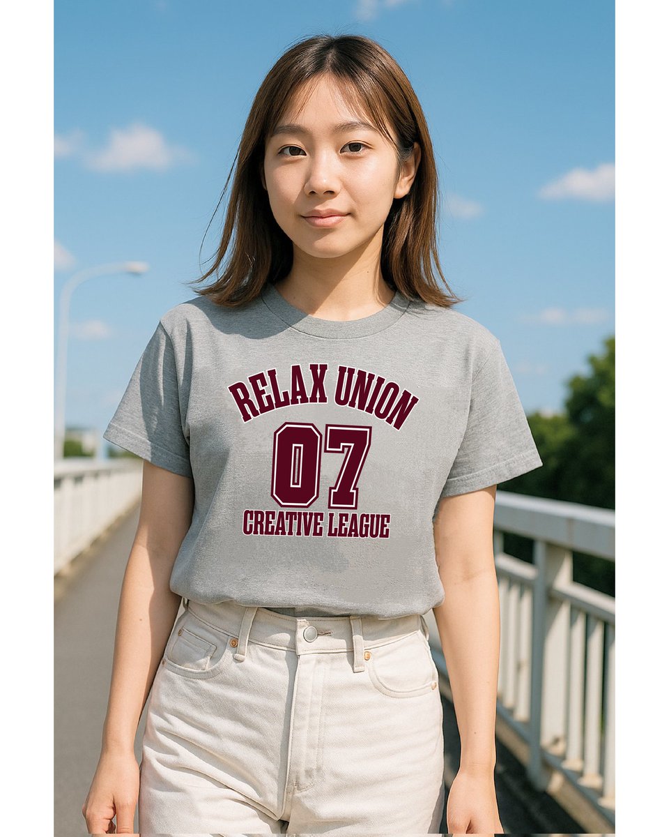 hands_works's tweet photo. カレッジ風デザインのグラフィックTシャツ。
リラックスしたムードに、ちょっとした遊び心をプラスしたい日に。
#GraphicTee #CreativeLeague #カジュアルスタイル #ユニセックスコーデ
https://t.co/YFfxq61LS5 https://t.co/GFVv6r6QfU