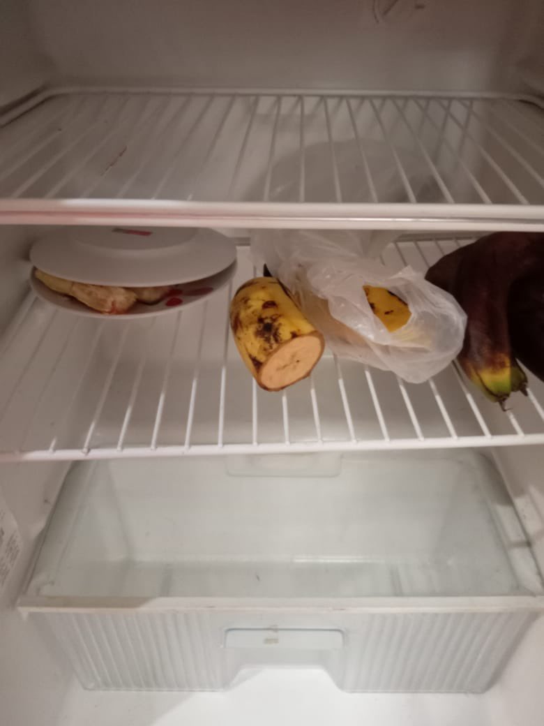 zulimadelvalle's tweet photo. La verdadera Nevera de Hambre. No es montaje. Es una realidad. #NeveraDeHambre #Vacia se parece a la Plaza Venezuela. https://t.co/jmjPBJr37I