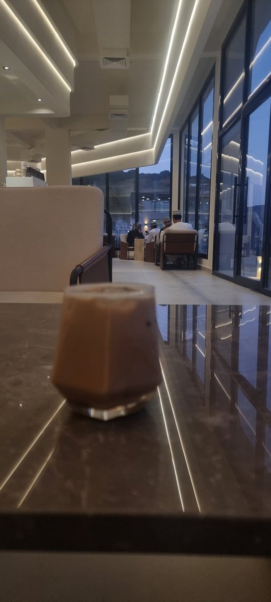 المزاج الهادئ ...
لا يحتاج سوى  مكان جميل و فنجان قهوة

مساء القهوة والرواق ...