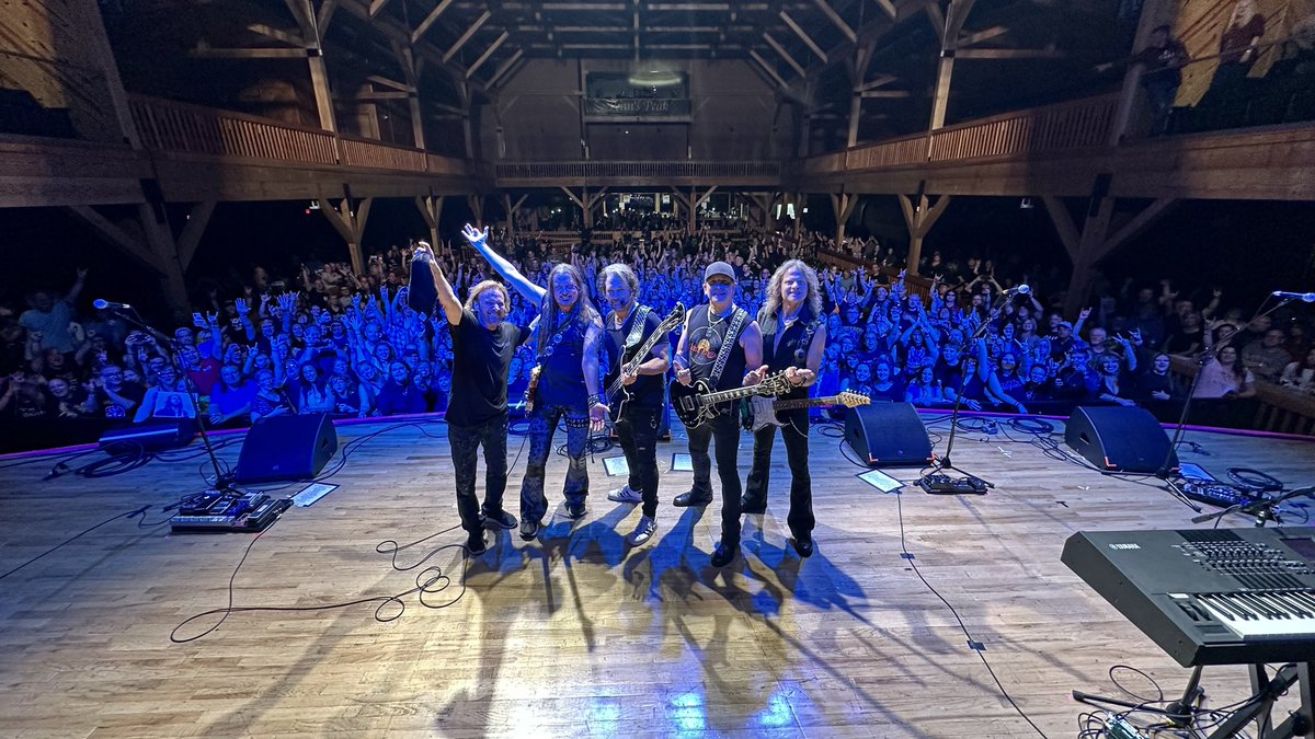 WingerTheBand's tweet image. — @PennsPeak - you never fail to blow us away! Thank you all for coming out!
Tonight:
📍@M3RockFestival!
#Winger
