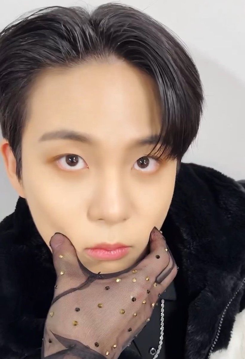 I JUST FOUND THE PICTURE?????
WHAT THE FUCJKCKCKKCK