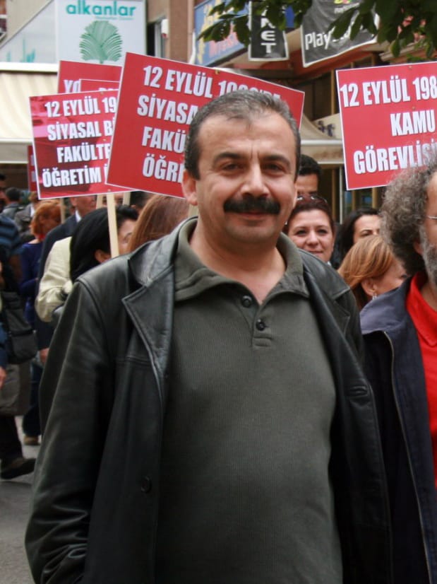 Okul arkadaşımız, okuldaşımız, onur üyemiz Sırrı Süreyya Önder’i kaybetmenin derin üzüntüsü içindeyiz. 

Sırrı Süreyya Önder, cezaevleriyle 16 yaşında tanıştı. 12 Eylül askeri darbesinden önce Mülkiye'yi kazandı ancak darbeden sonra tutuklandığı için mezun olamadı.