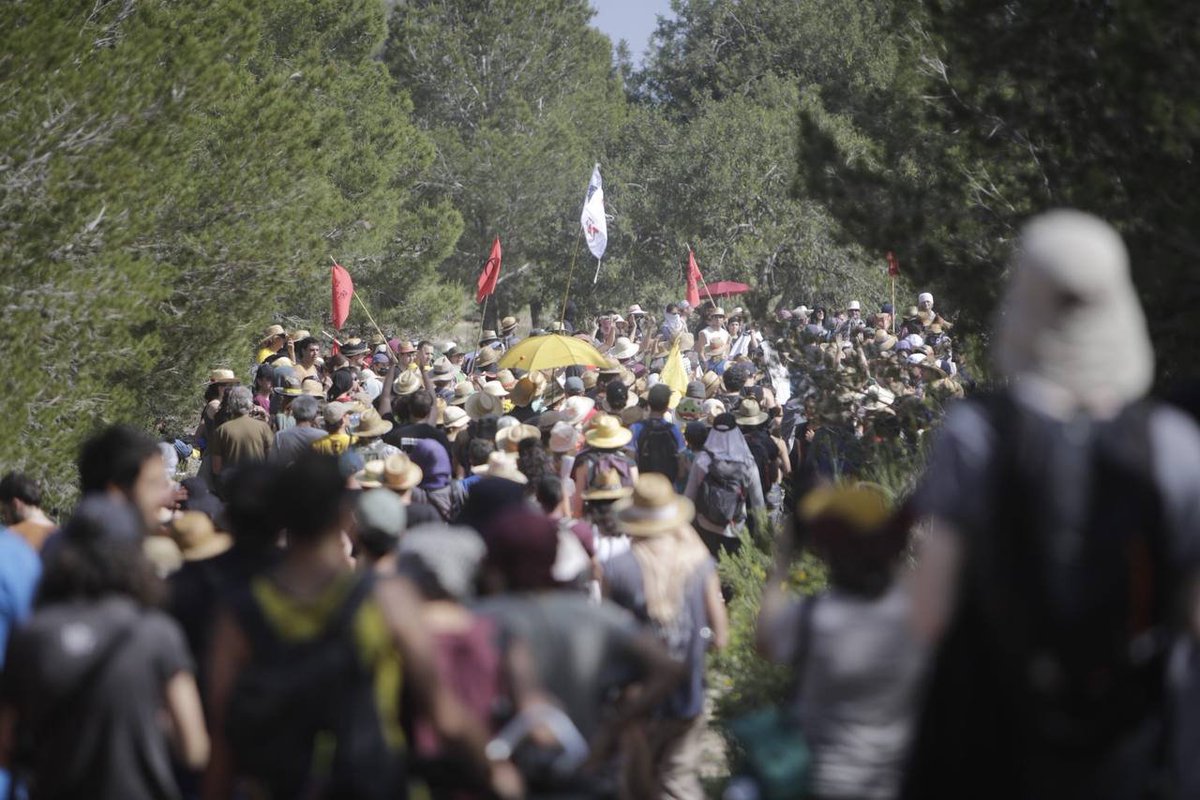 Directa (@la_directa) on Twitter photo <a href="/TxellRigol/">Meritxell Rigol</a> <a href="/bertacamprubi/">Berta Camprubí</a> #MEDIAMBIENT | Algunes columnes de manifestants arriben als terrenys on es pretén instal·lar la fàbrica de components de bateries elèctriques i comencen a muntar una barricada directa.cat/la-fabrica-est… Fotos d'<a href="/_ittos_/">Victor Serri</a> <a href="/TxellRigol/">Meritxell Rigol</a> <a href="/bertacamprubi/">Berta Camprubí</a> #MEDIAMBIENT | Algunes columnes de manifestants arriben als terrenys on es pretén instal·lar la fàbrica de components de bateries elèctriques i comencen a muntar una barricada directa.cat/la-fabrica-est… Fotos d'<a href="/_ittos_/">Victor Serri</a>