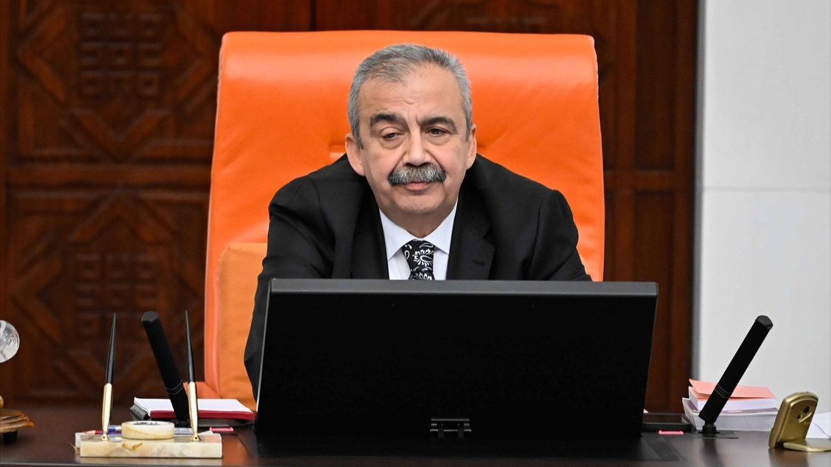 İYİ Partili Mehmet Aslan'ın Sırrı Süreyya Önder paylaşımı: 

"Allah taksiratını affetsin, tam Türkçülük gününde Allah aldı canını."