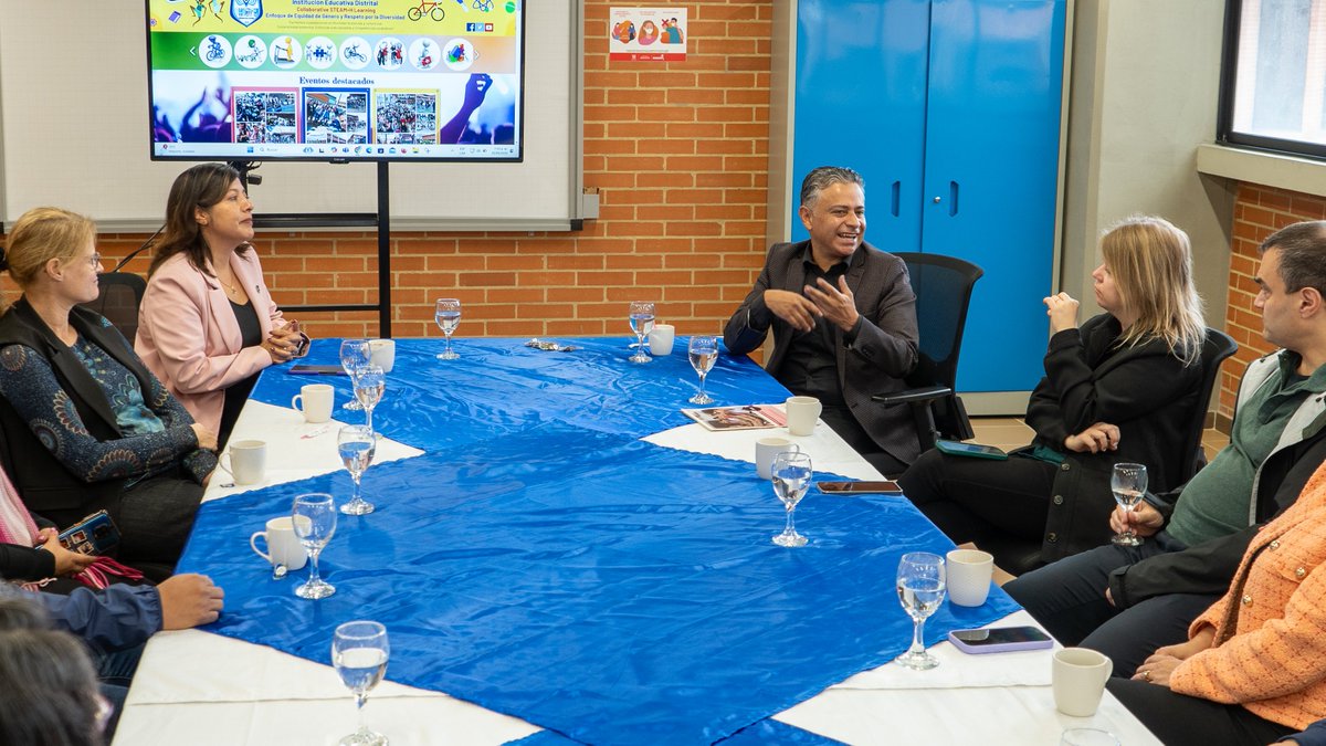 LuliCardini's tweet photo. Visitamos la escuela @alcolegioenbici en Bogotá 🇨🇴, una propuesta pedagógica fascinante que gira en torno al uso de la bicicleta. ¡Gracias por invitarnos a conocer este innovador proyecto donde el liderazgo distribuido cobra vida! https://t.co/JeAoVZqQbk