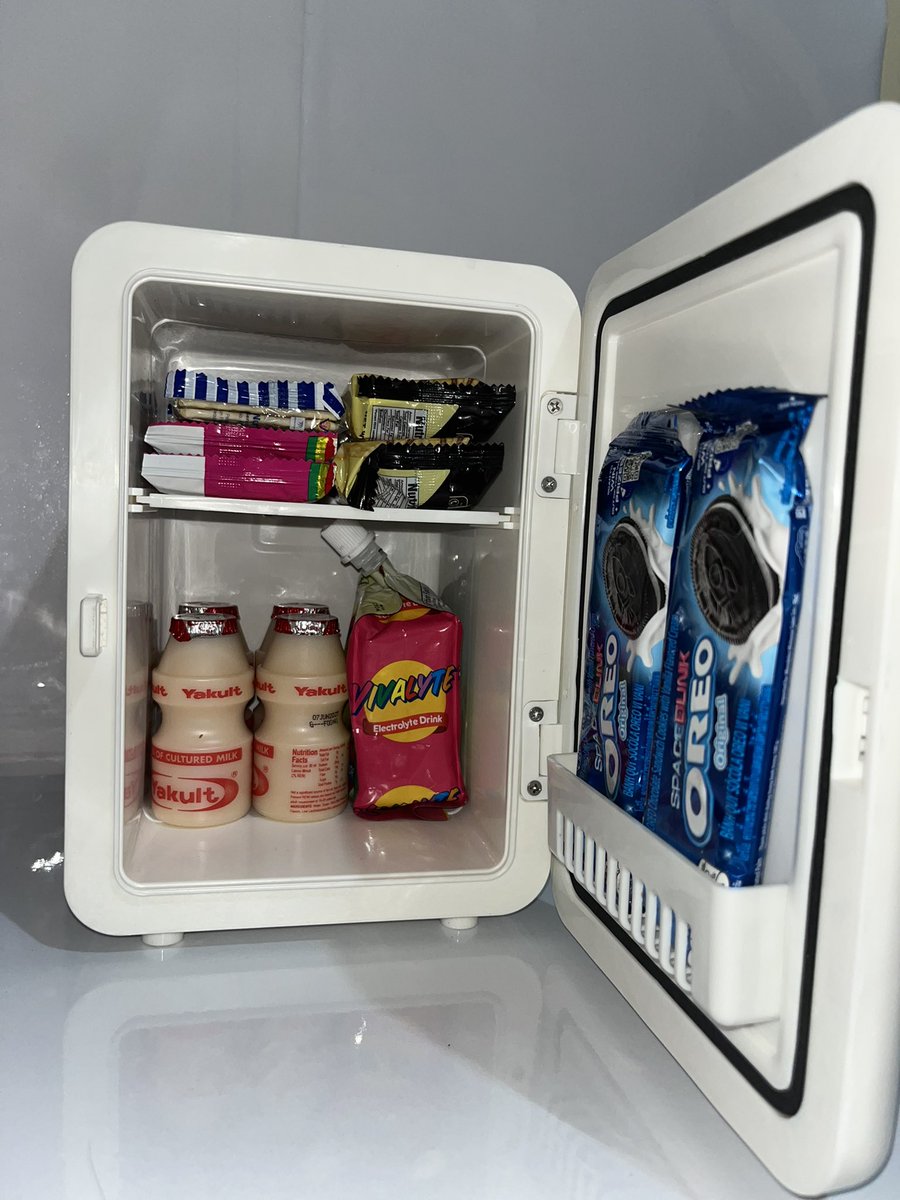 redeimvvyyd's tweet photo. this mini fridge is everything and temu said ‘don’t pay a cent’?? be fr 🤯🤯 https://t.co/5cL3fJzQFJ