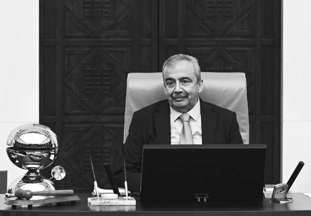 Türkiye Büyük Millet Meclisi Başkanvekili, değerli siyasetçi, yazar ve sanatçı Sırrı Süreyya Önder’in vefatını derin bir üzüntüyle öğrenmiş bulunmaktayım.

Hayatı boyunca barışın, diyaloğun ve kardeşliğinin savunucusu olan Sayın Önder; zarafeti, entelektüel birikimi ve esprili