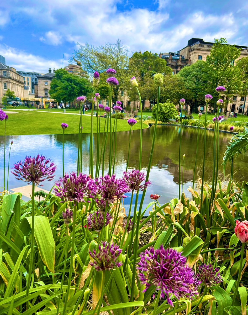 Sunshine on St Andrew Square 
#Scottish #SaturdayVibes #Weekenders #Travel