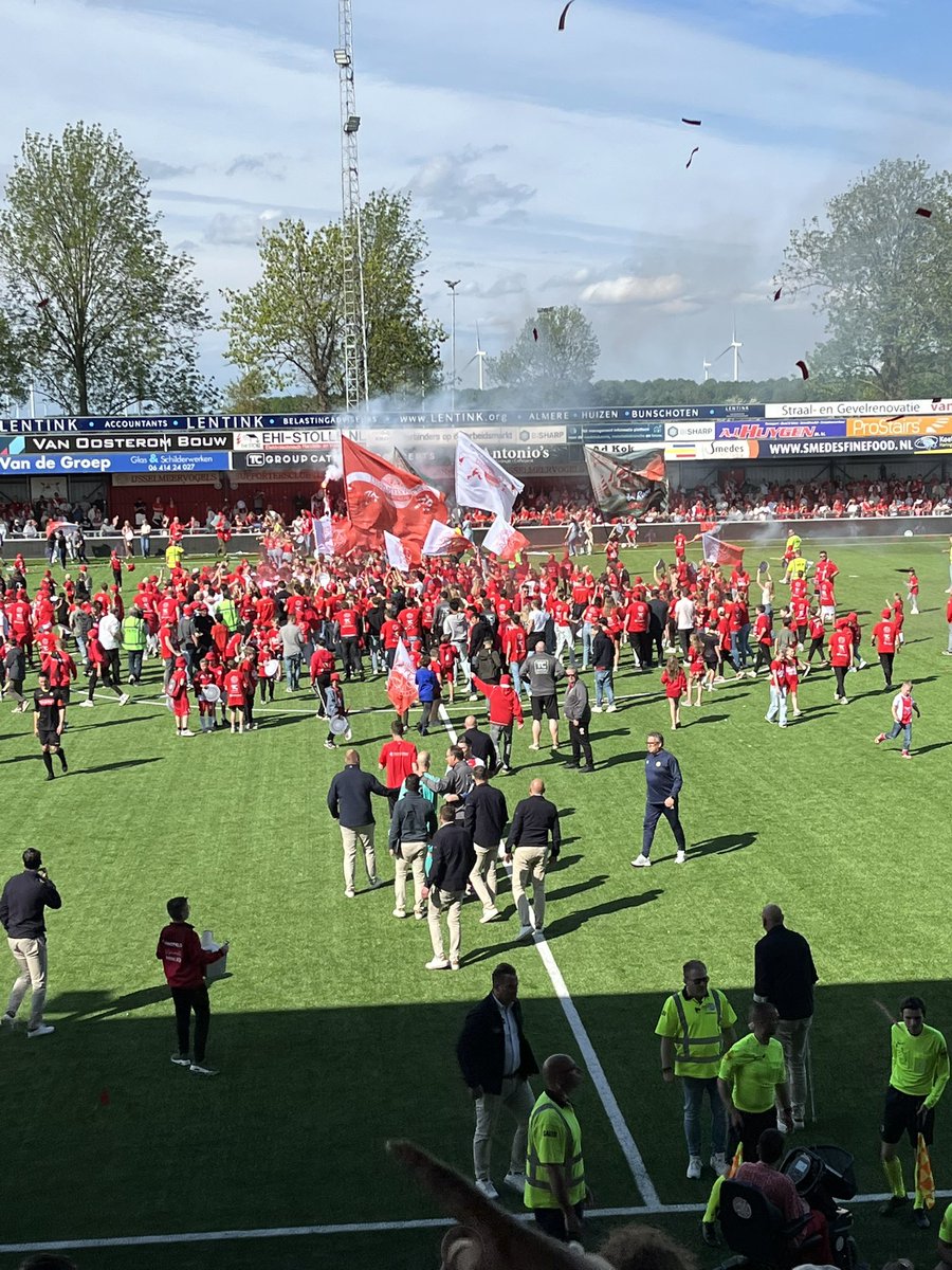 Vv IJsselmeervogels kampioen derde divisie! Komend jaar weer de derby’s in Spakenburg met SVSpakenburg! Gefeliciteerd!