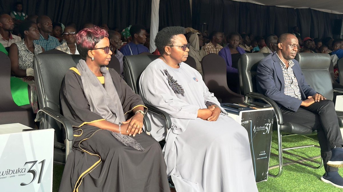 Umugoroba wo #Kwibuka31 abagore n'abana 454 biciwe ku Ibambiro muri Jenoside yakorewe Abatutsi mu 1994, watangijwe no gushyira indabo ku rwibutso ruruhukiyemo imibiri yabo.
Hakozwe kandi urugendo rwo kwibuka ruva ku rwibutso kugera ku Ibambiro ahari urusengero rwa ADEPER biciwemo