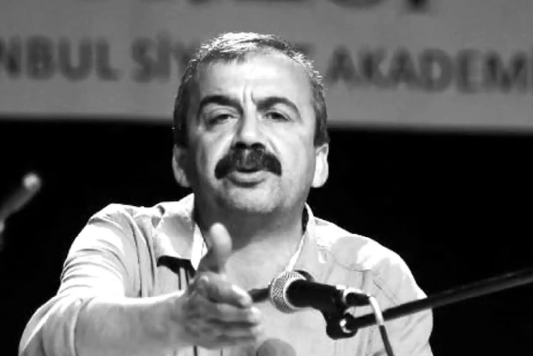 Gezi Parkı’nda ağaçların önüne dikilip "Ben onların da vekiliyim" diyen, barış isteğiyle elini taşın altına koyan, hayatına bolca mahkumiyet ve türlü hastalık sığdırsa da gülümsemeyi ihmal etmeyen Sırrı Süreyya Önder, 63 yaşında hayata veda etti. 

Önder; nezaketi, kalenderliği,